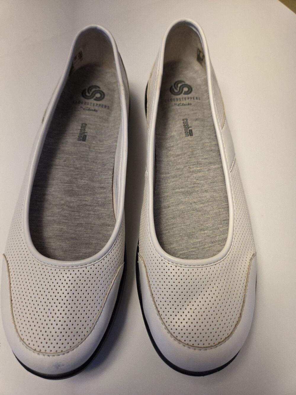Soft cushion ivory cloud steppers by Clarks size 8.5 M